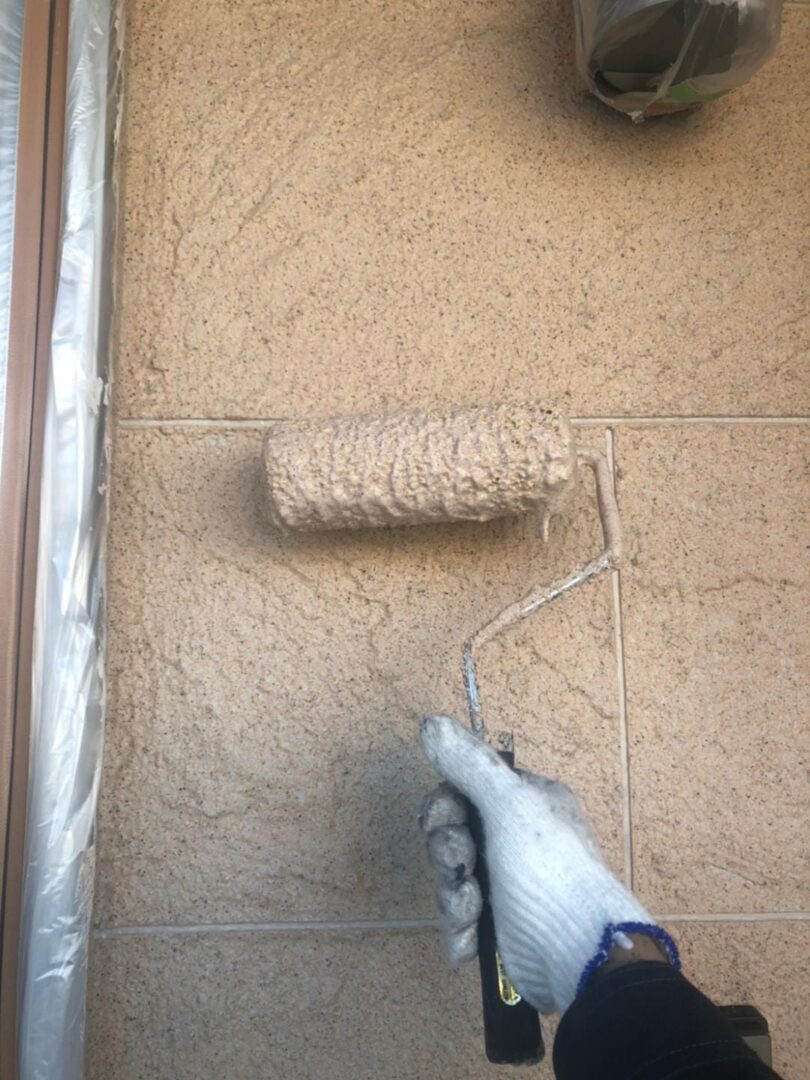 外壁 模様付け中