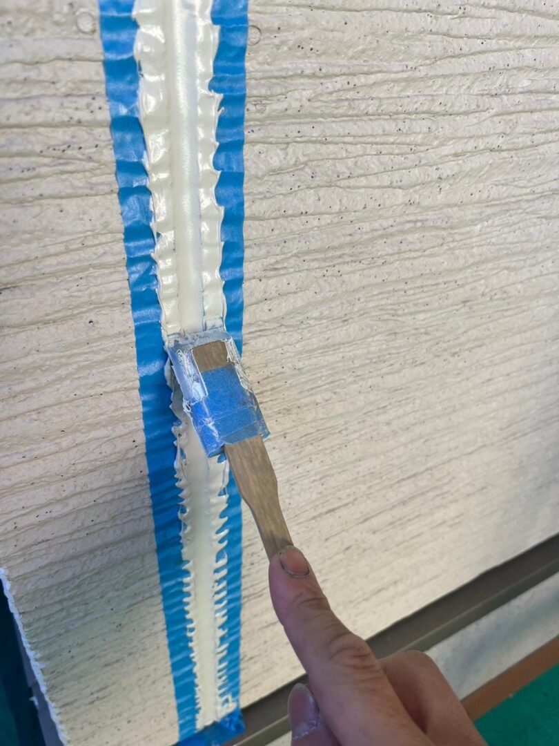 シーリング打ち替え ヘラ均し中