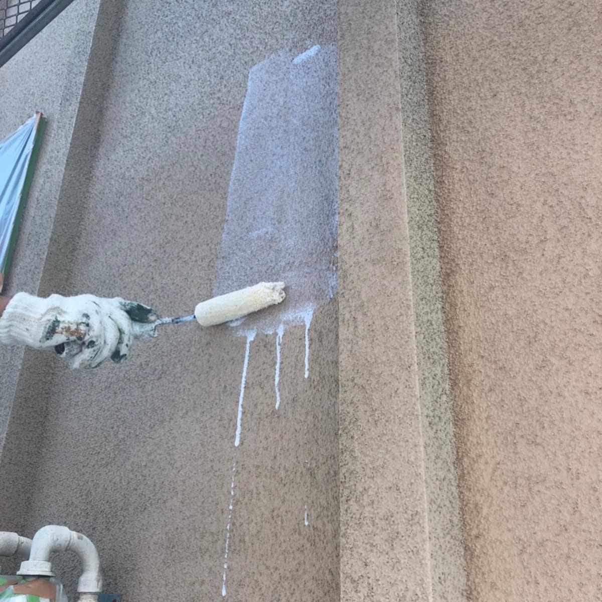 外壁 下塗り中