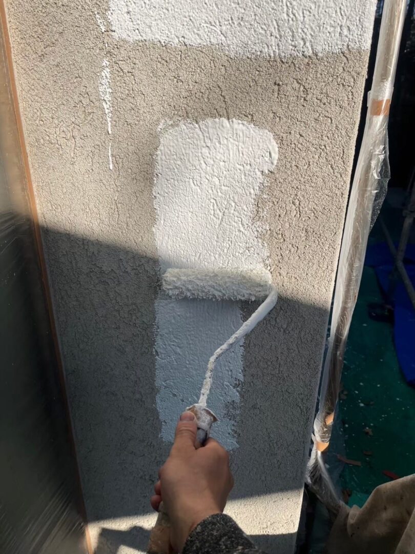 外壁 下塗り中