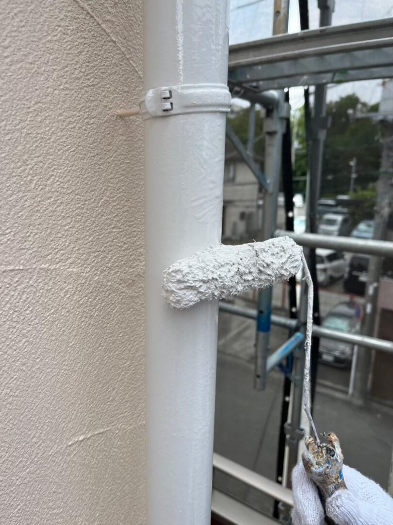 付帯部 竪樋 上塗り中