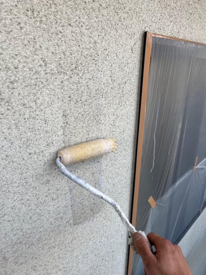 外壁 下塗り中