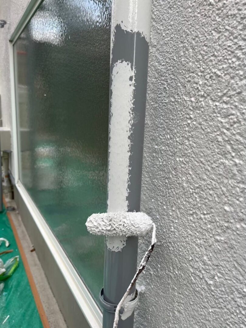 付帯部 竪樋 下塗り中