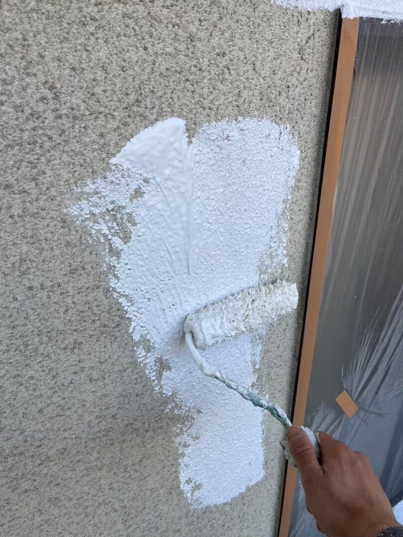 外壁 下塗り中