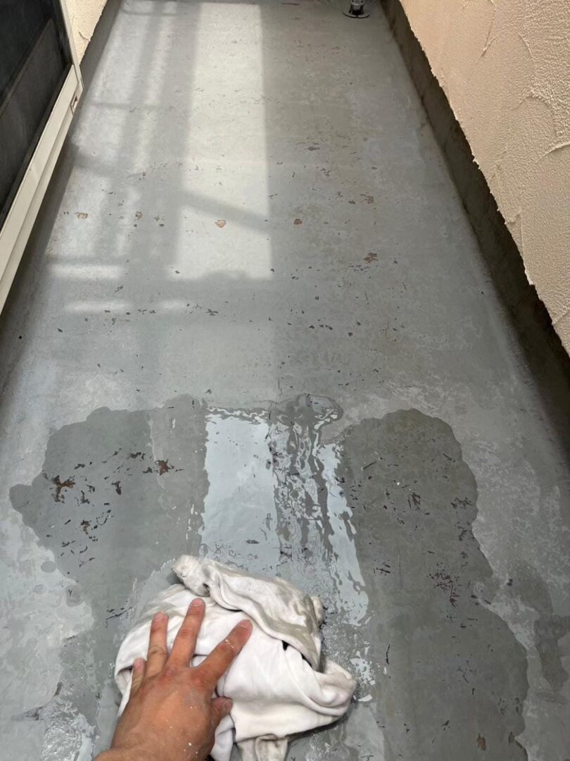 下地処理 ベランダ 脱脂処理中