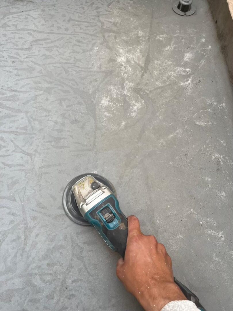 下地処理 ベランダ 研磨足付け中